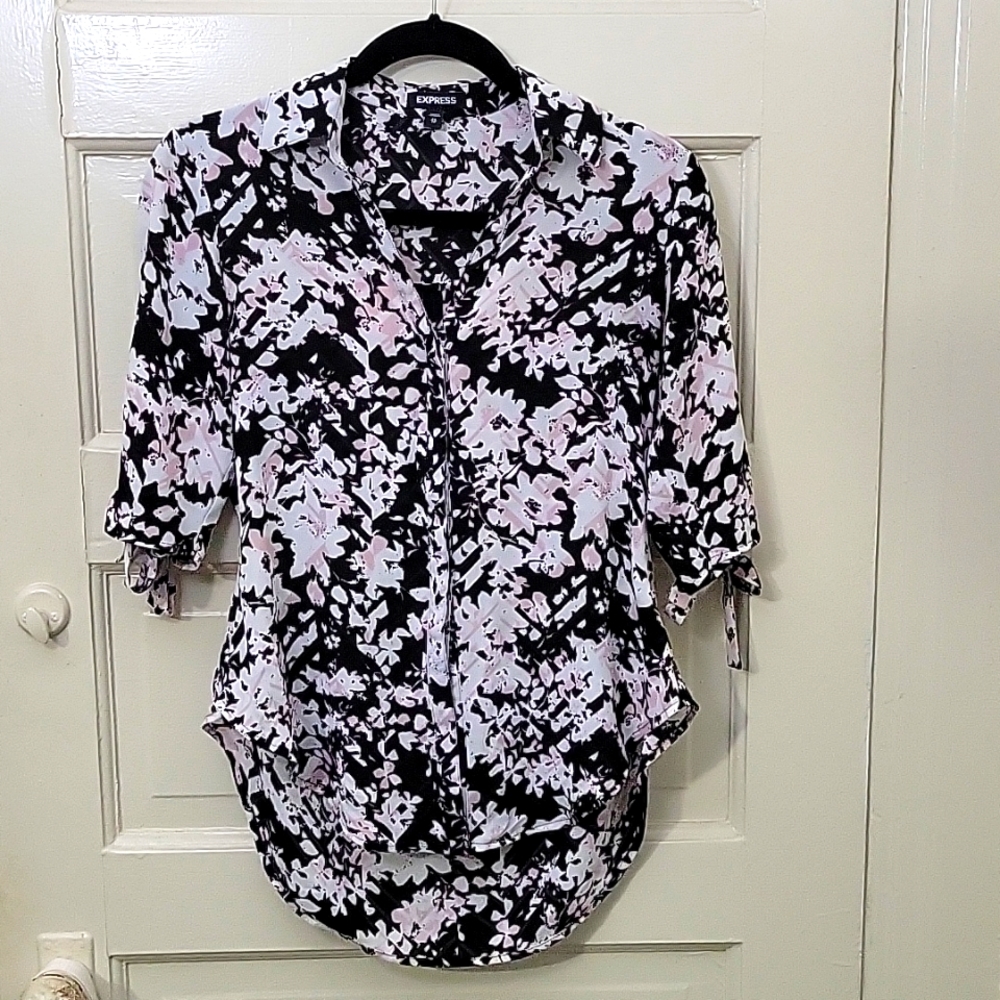 EXPRESS Ruched Sleeve Tie-Front Top - Picture 3 of 6
